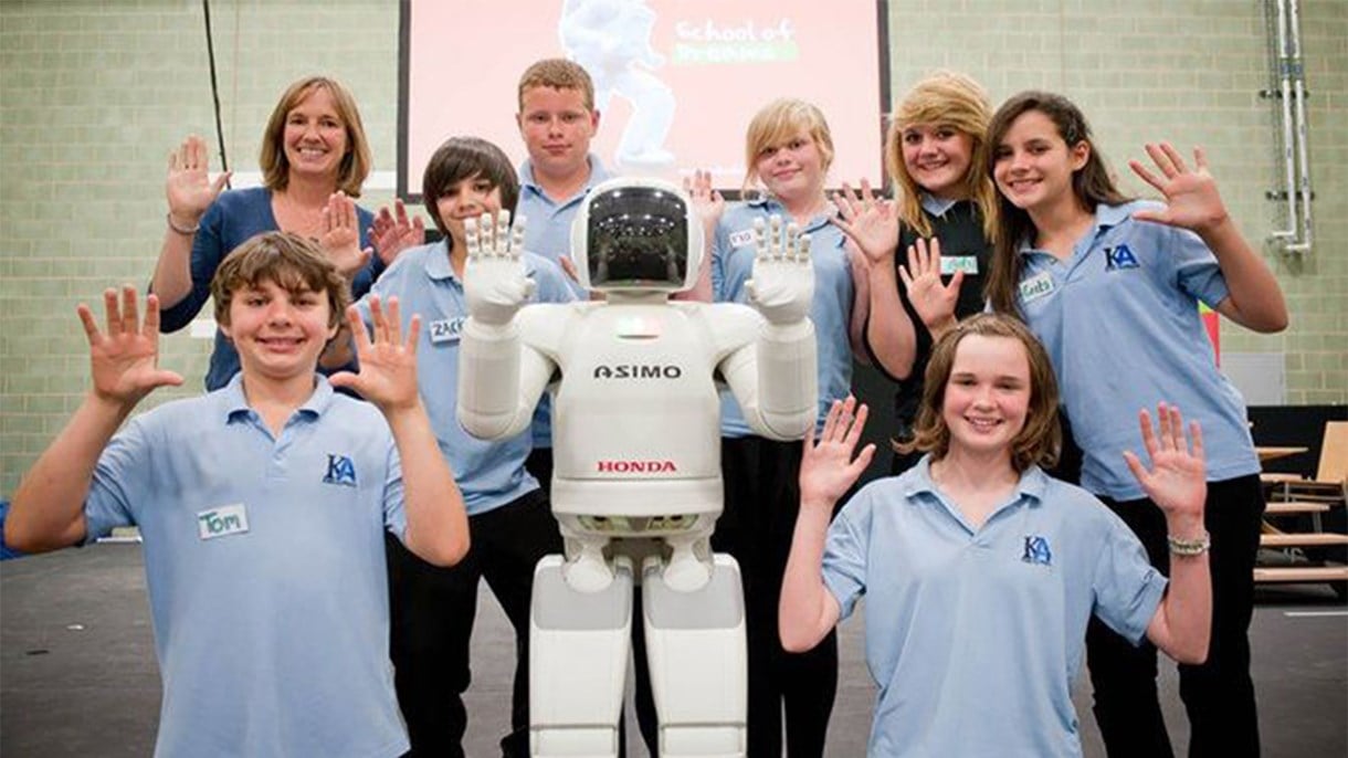 Rītdienas sapņotāji – ASIMO izklaidē skolēnus, kas apmeklē Honda Sapņu skolu Svindonā.
